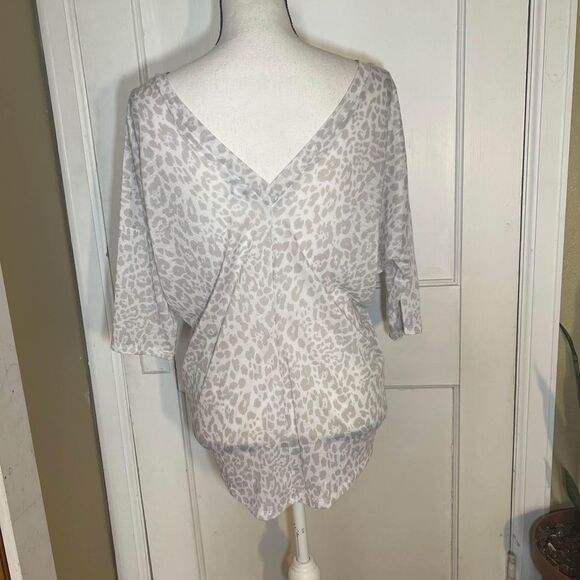 Light Gray Leopard Cheetah Print V-Neck Top Slouchy Oversized Fit Size Medium - Picture 2 of 5
